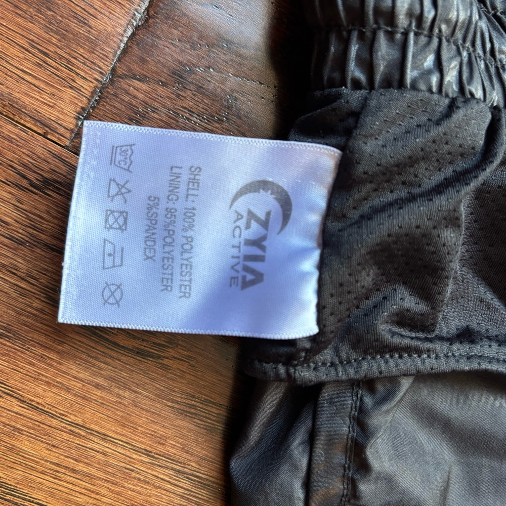 Zyia Bomber Shorts - Black Leopard - Size M - Picture 5 of 8